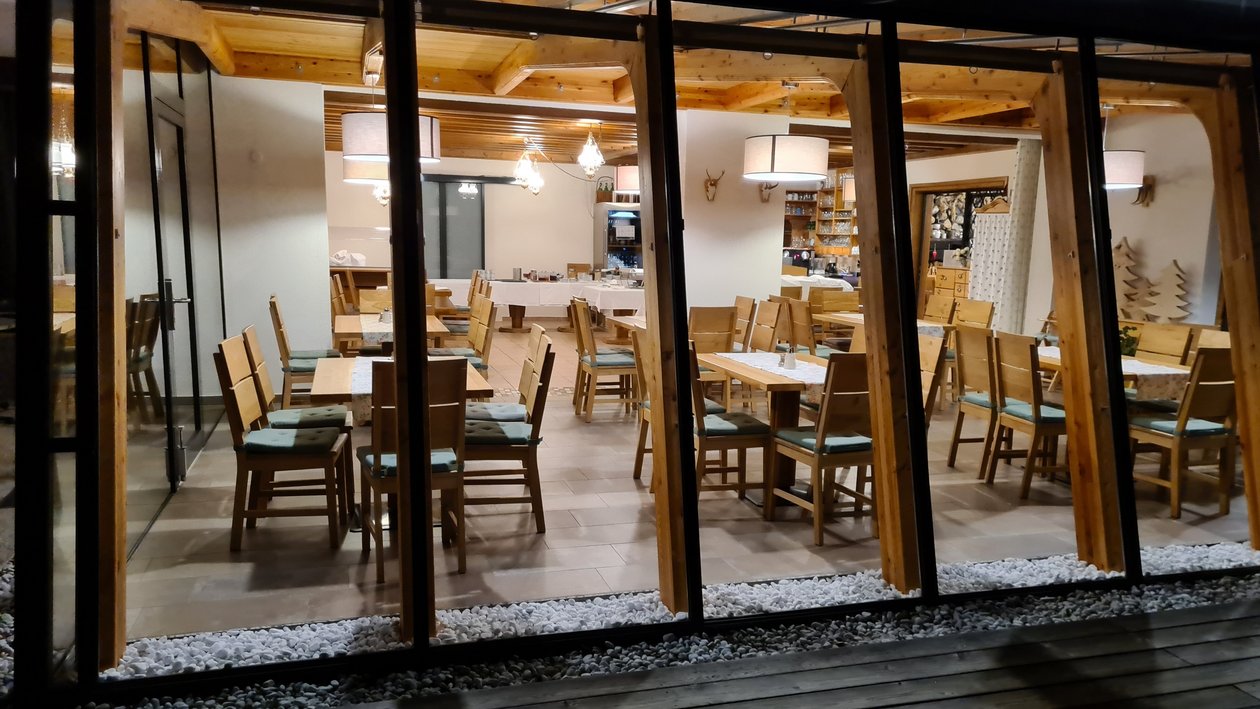 Gemütliches Restaurantambiente Einladendes Restaurant mit Holzmöbeln und warmem Licht für gemütliche Abende.